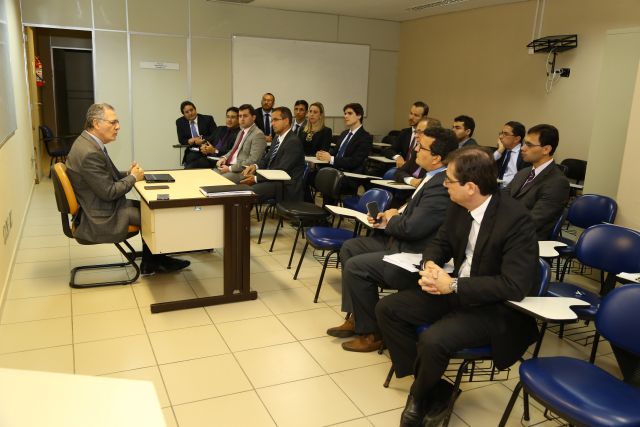 Presidente do TJPE, desembargador Leopoldo Raposo, conversa com magistrados e servidores de Garanhuns