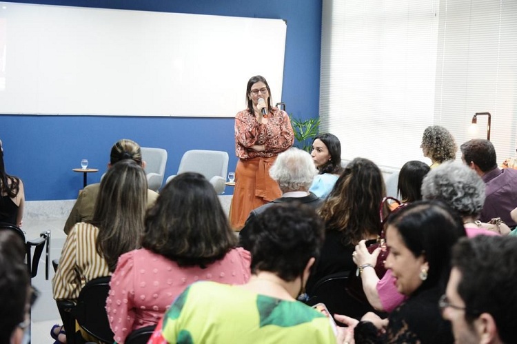 A juíza Ana Mota promove palestra durante o evento