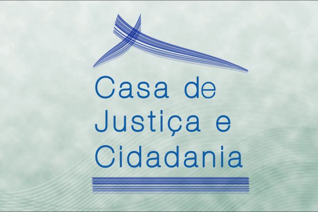 Marca da Casa de Justiça e Cidadania, com diversas linhas paralelas e curvas formando teto e base da construção em cor azul sobre fundo verde