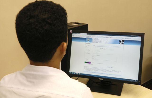 Pessoa acessando o site do TJPE