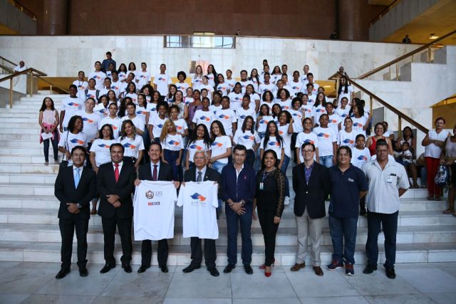 Estudantes e representantes do Sesi e do TJPE posam na escadaria do Fórum do Recife