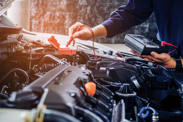 Gravura mostra homem trabalhando em motor de automóvel