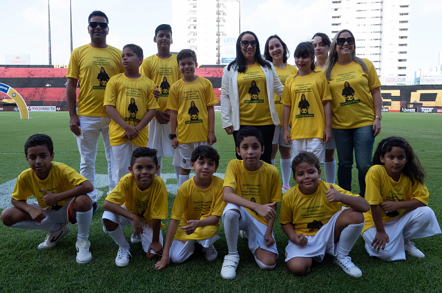 Desembargadora Daisy Andrade acompanhada de outros participantes da ação de conscientização