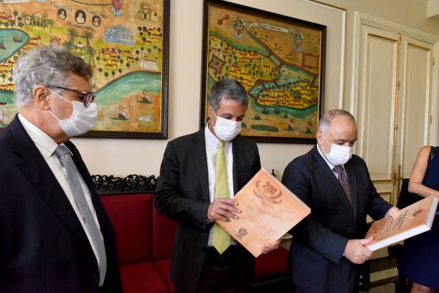 Des. Luiz Carlos presenteia representantes do CNJ com livro dos 200 anos de criação do TJPE