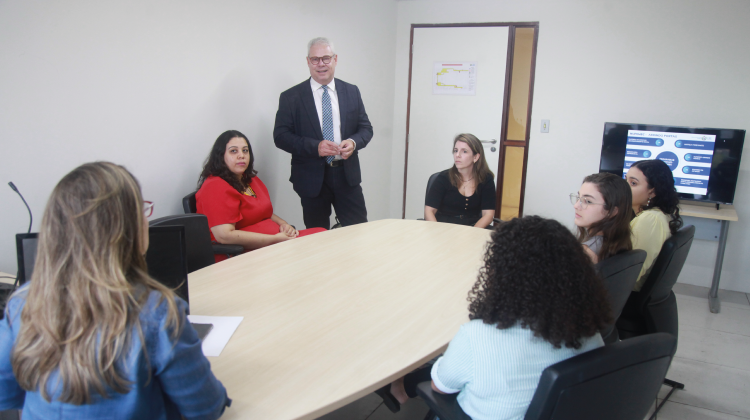 Des. Erik Simões receber a professora de Direito, Dra Wanilza, e as estudantes de Direito da UPE no programa Abrindo as Portas.