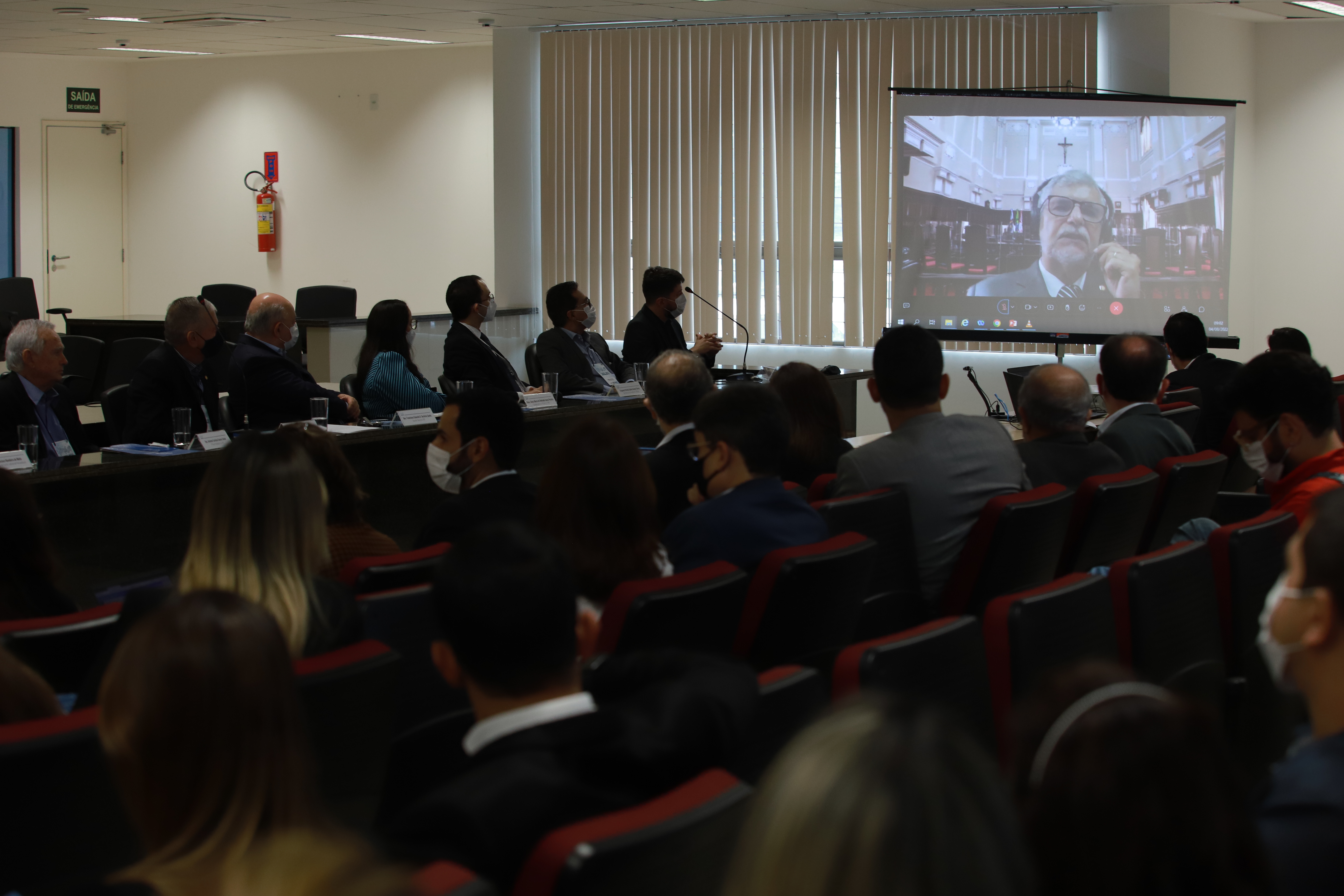 Juízes e servidores reunidos no Fórum ouvindo discurso do Presidente