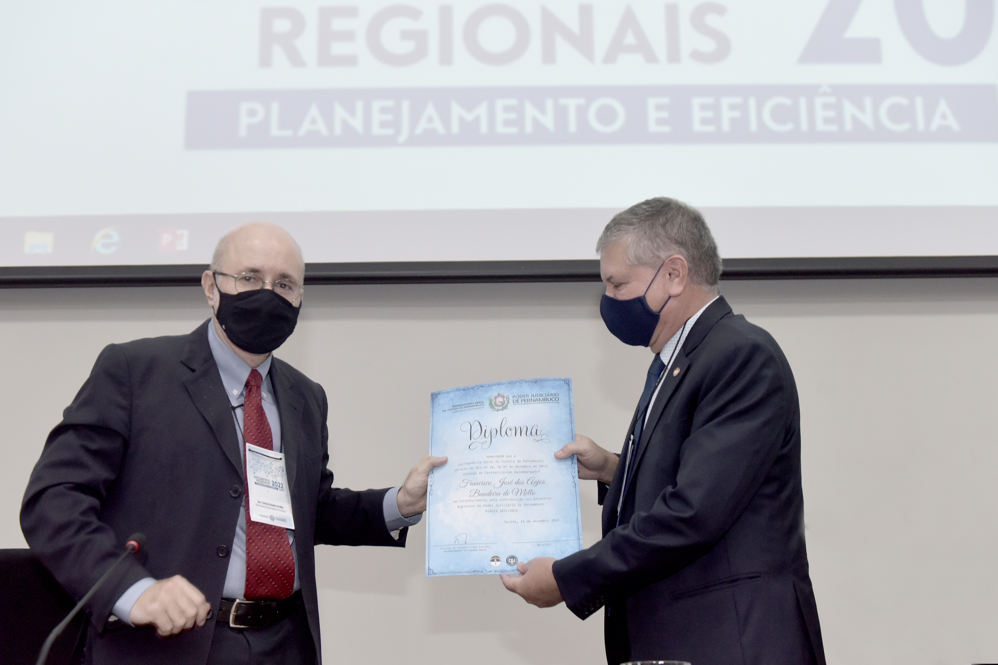 Desembargador Bandeira de Mello recebendo o diploma do corregedor-geral