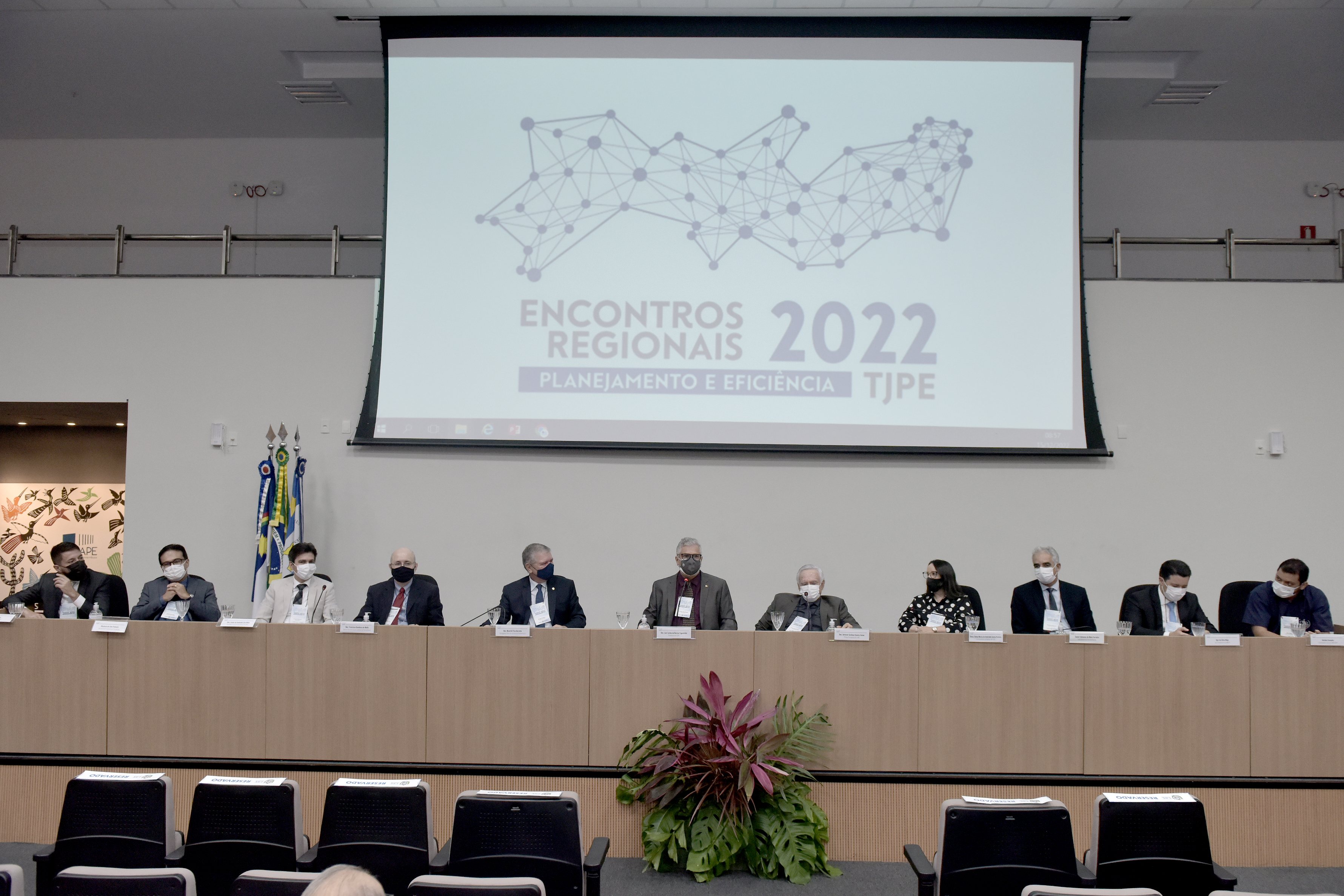 Integrantes do TJPE compondo a mesa de abertura do Encontro Regional