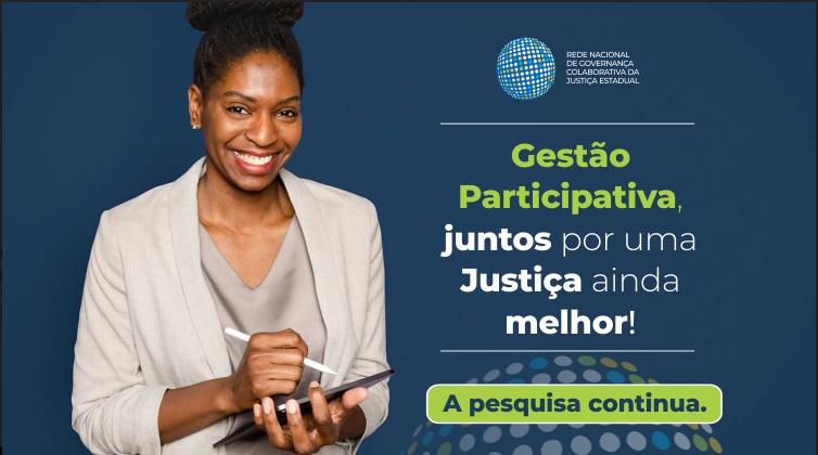 Um mulher com uma prancheta na mão. Na imagem tem escrito Gestão participativa, juntos por uma Justiça ainda melhor!