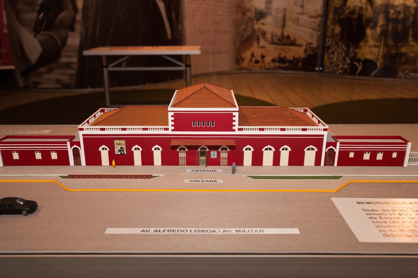 Visa~o frontal de maquete ta´ctil da Estac¸a~o do Brum, onde funciona o Memorial da Justic¸a do TJPE, elaborada como parte do projeto de acessibilidade “Do Concreto ao Sensorial”, financiado pelo Funcultura e fruto da parceria Memorial/TJPE e empresa Tangram Cultural. Foto: Ba´rbara Hostin.