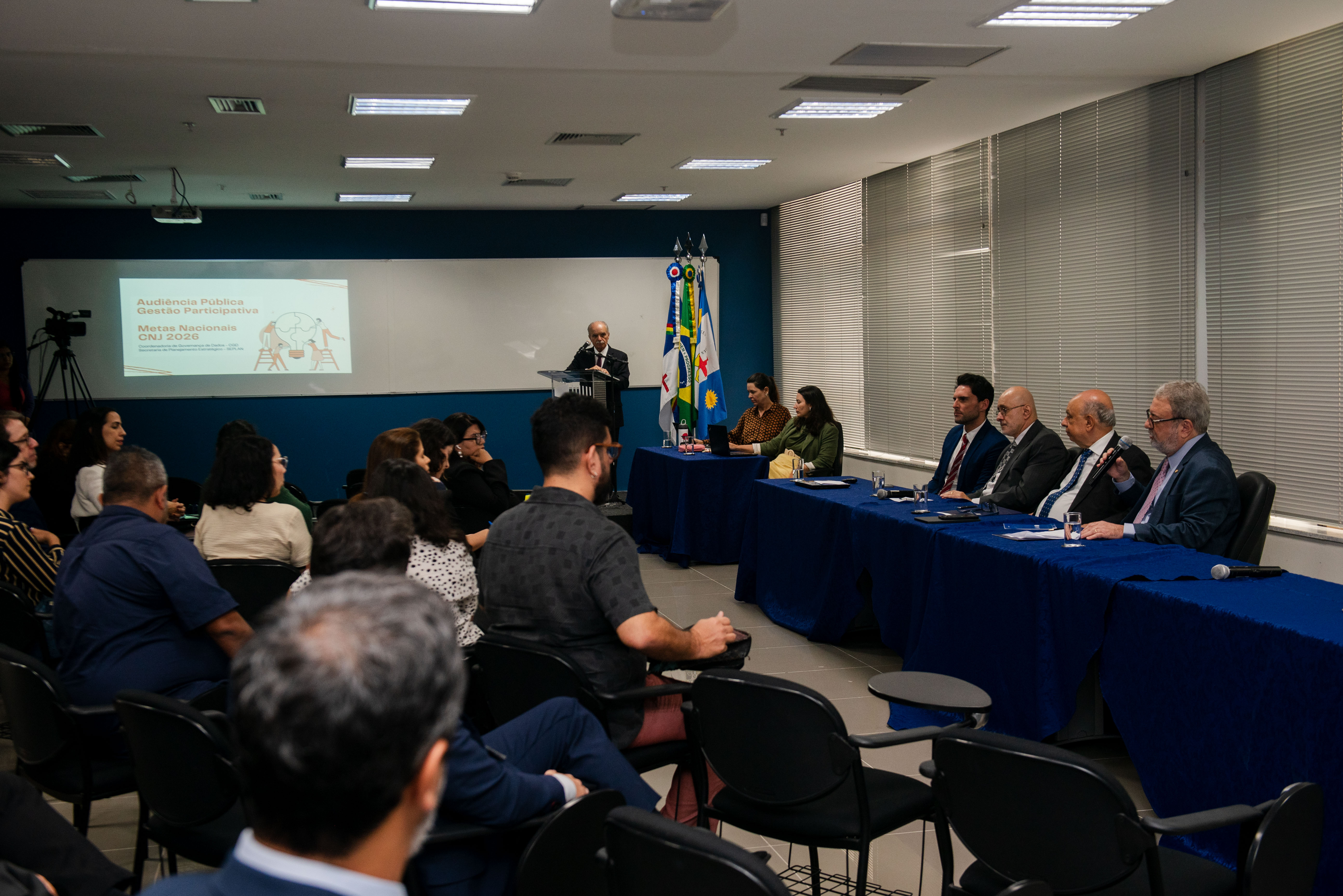 Audiência pública realizada na Esmape, com os magistrados na mesa de honra