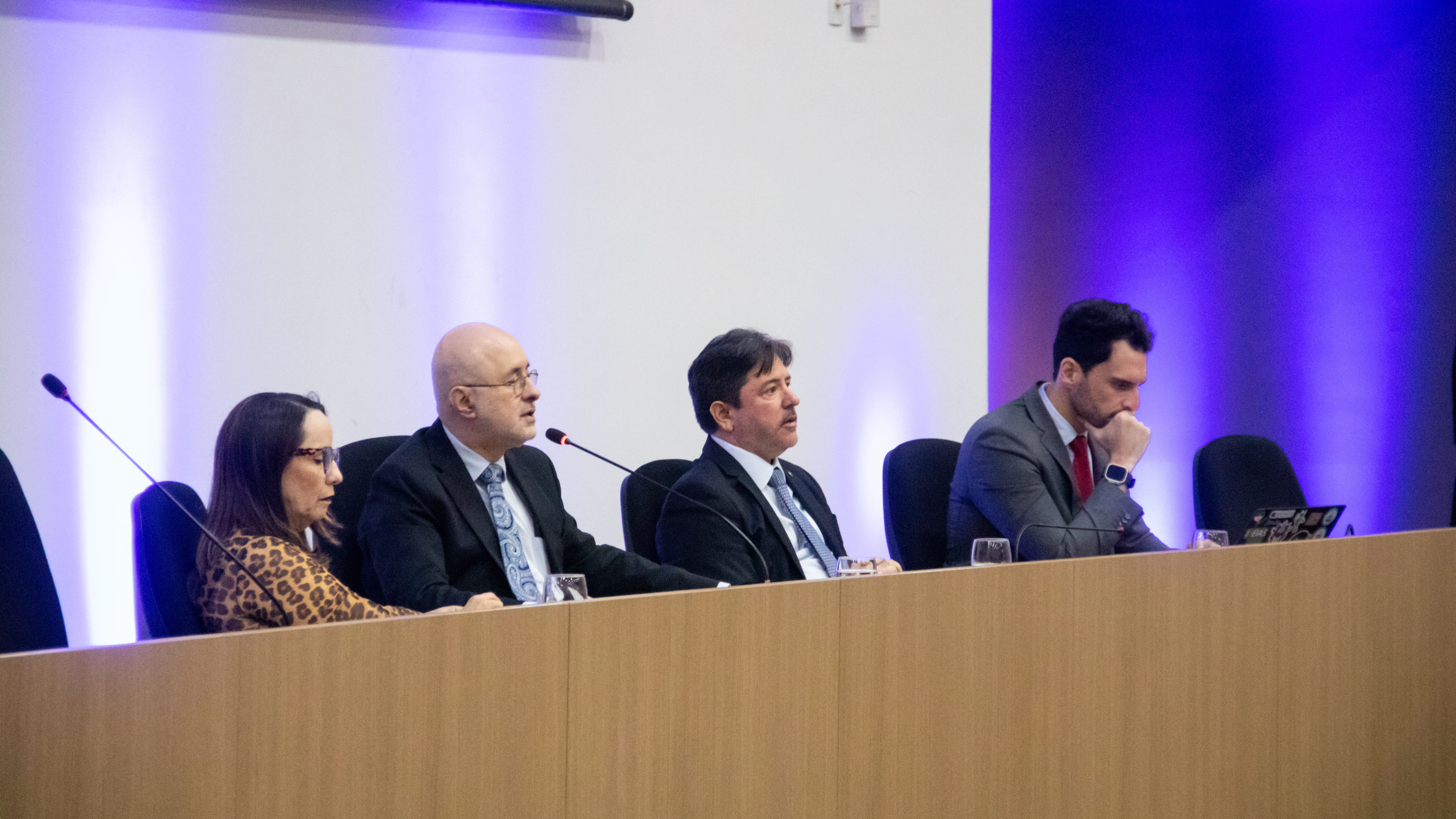 corregedor na mesa de honra do evento, ao lado da vice-diretora da Esmape, do presidente da Amepe e do juiz coordenador da Governança de Dados