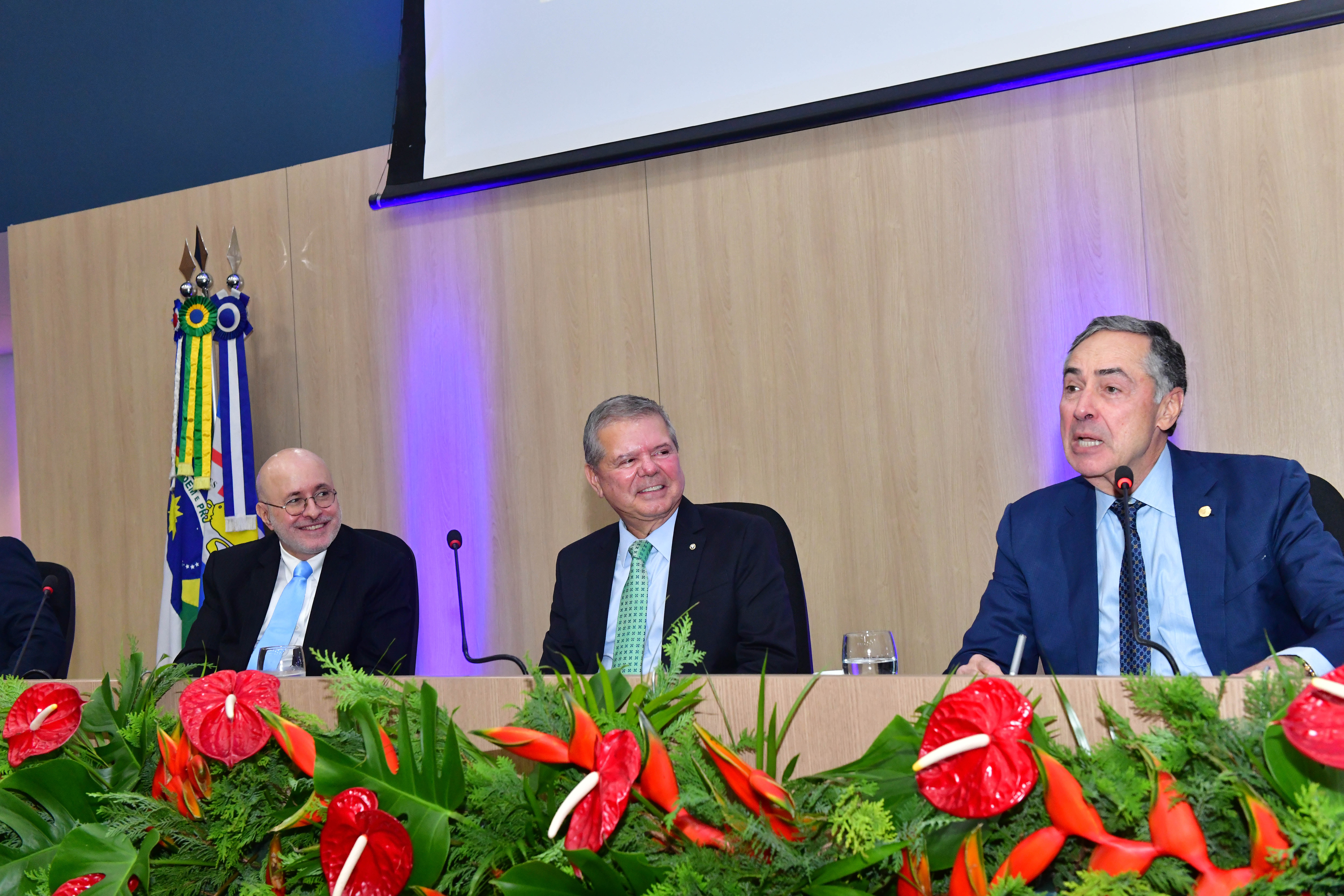 Corregedor ao lado do presidente do TJPE e do ministro Barroso na mesa de honra do evento
