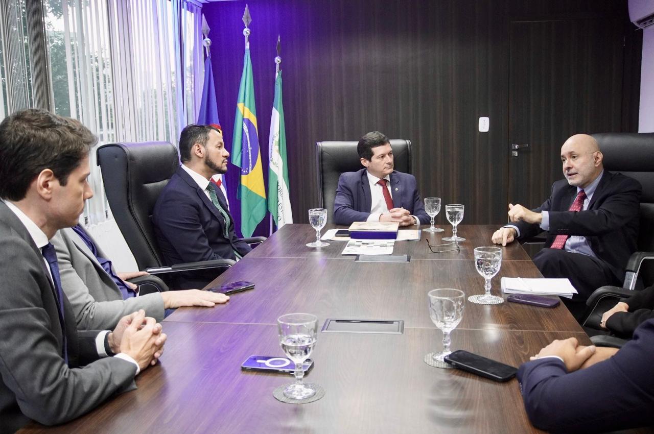 Integrantes da Corregedoria e da Defensoria reunidos para alinhar ações para agilização de processos