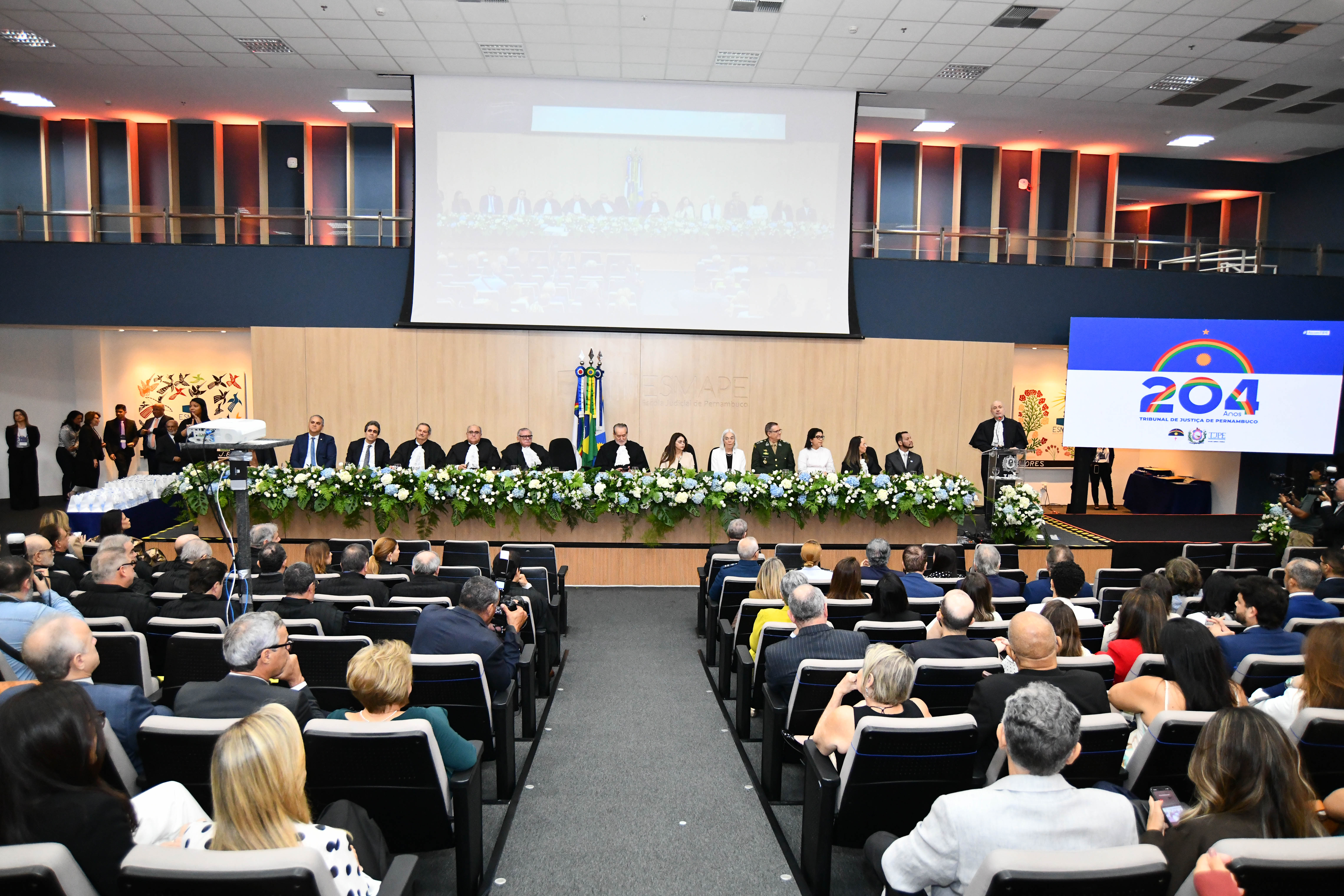 Mesa de honra do aniversáiro de 204 anos do TJPE, ao lado o presidente do Tribunal está no púlpito fazendo um discurso