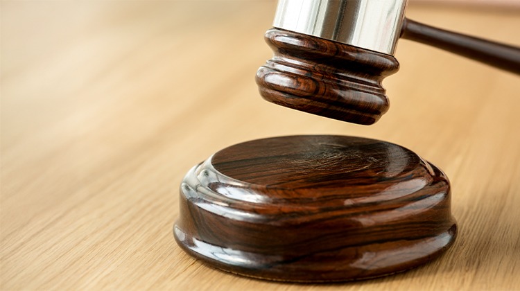 Imagem de um martelo de madeira da Justiça