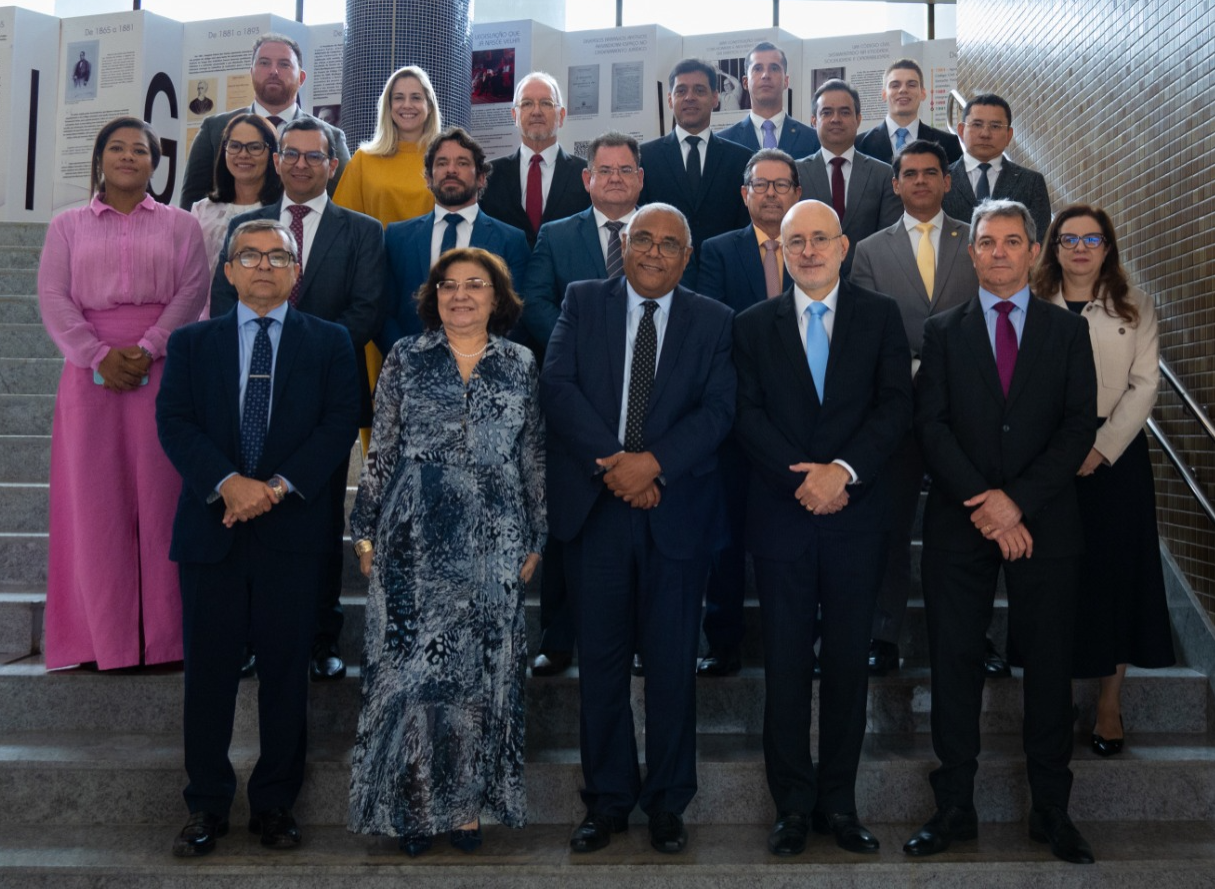 Participantes da reunião de trabalho reunidos na escadaria da Esmape