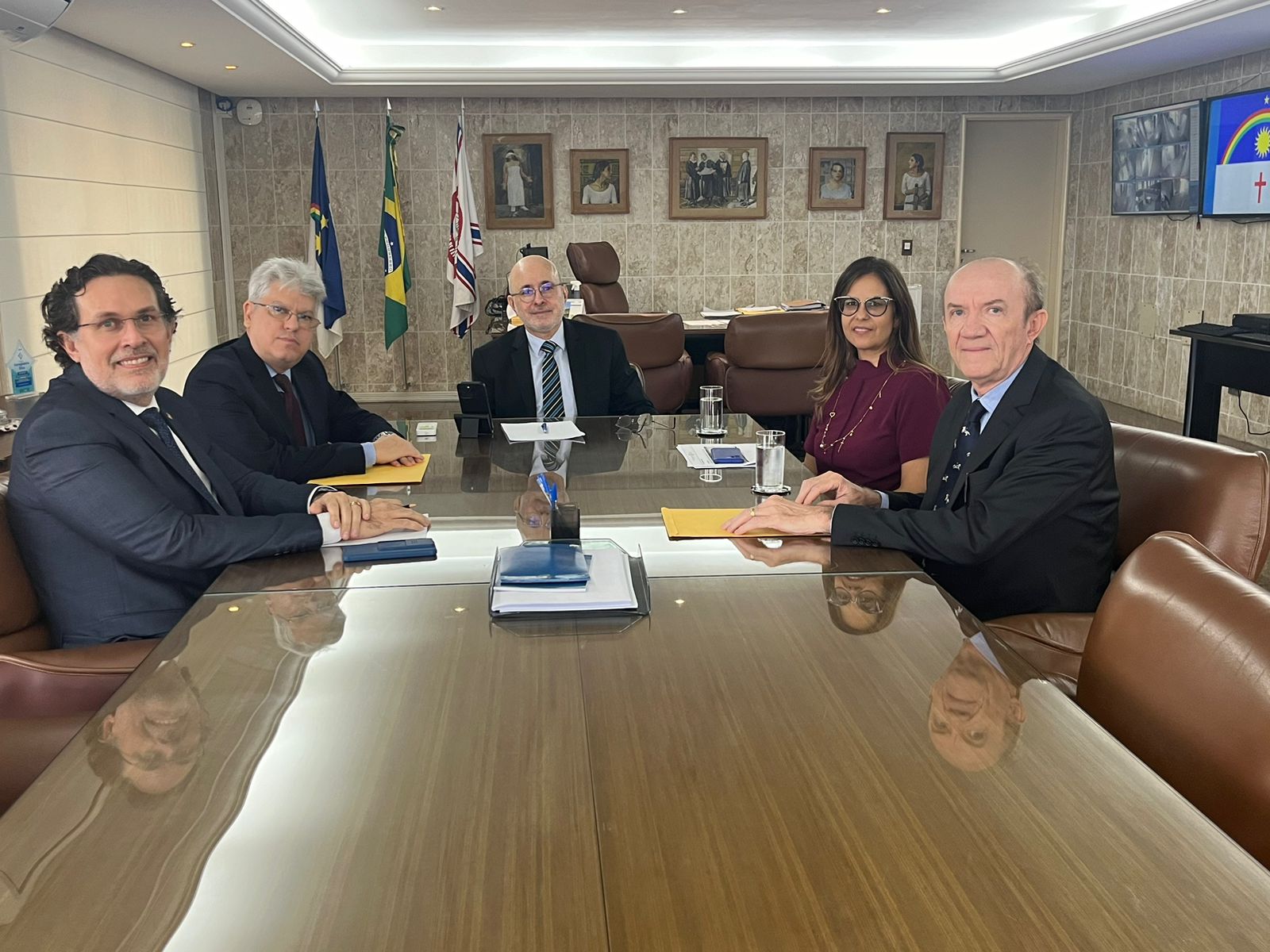 Desembargador Francisco Bandeira de Mello em reunião com magistrados de Juizados da Fazenda Pública. 