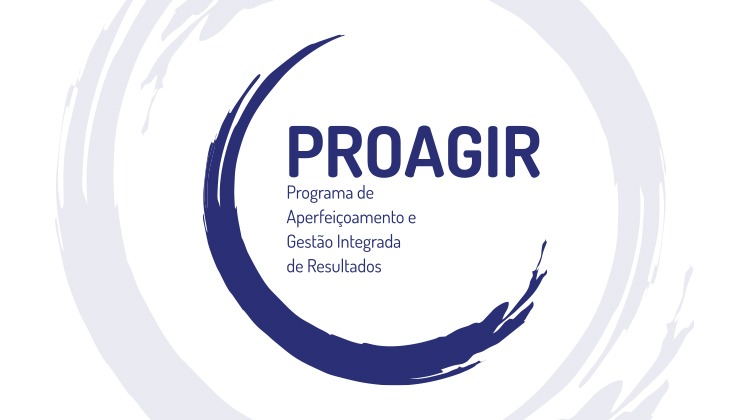 Nome PROAGIR com um meio círculo menor em azul, parecendo pincelada, e outro círculo maior ao redor em cinza