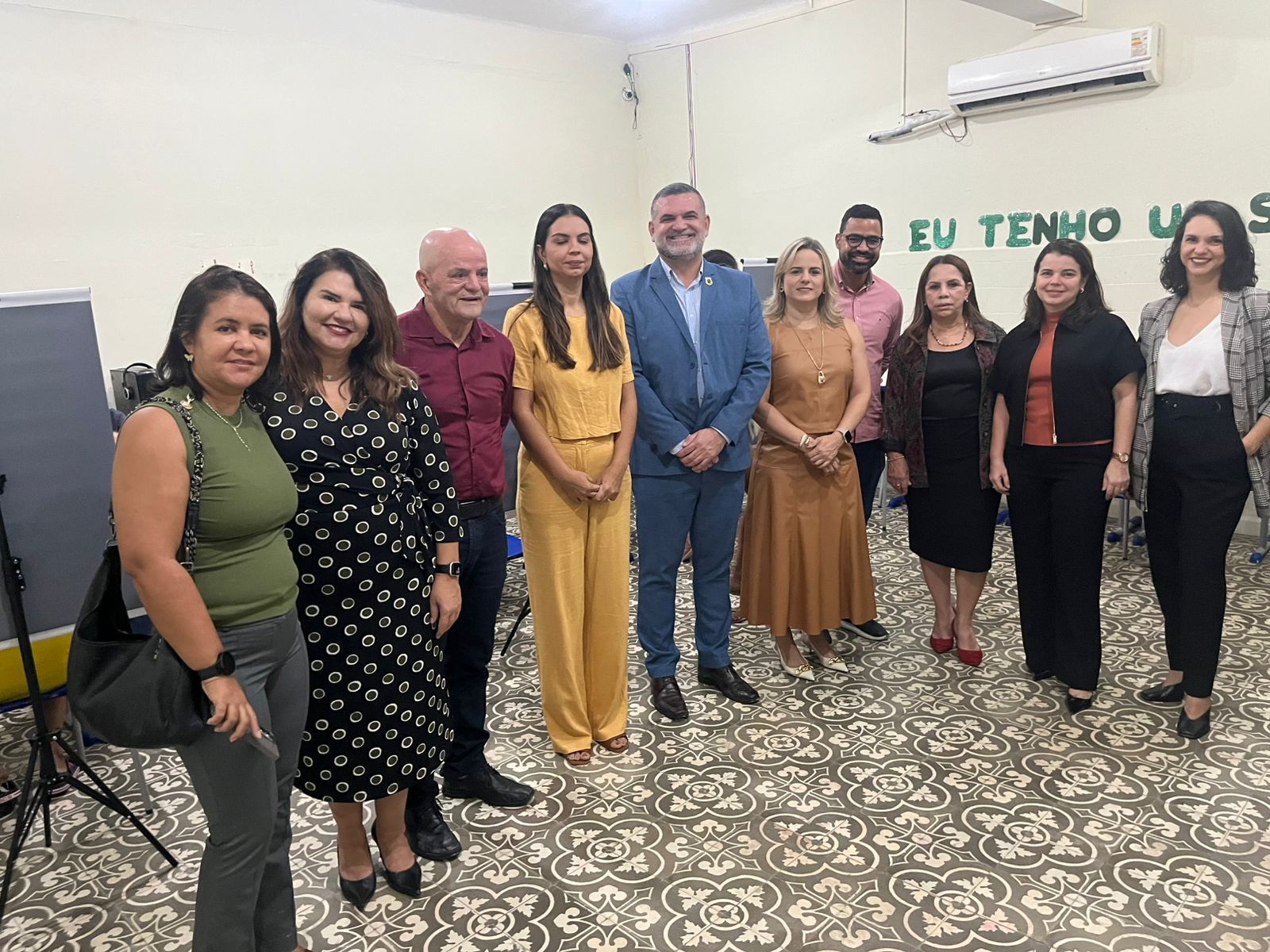 Autoridades reunidas prestigiando a iniciativa