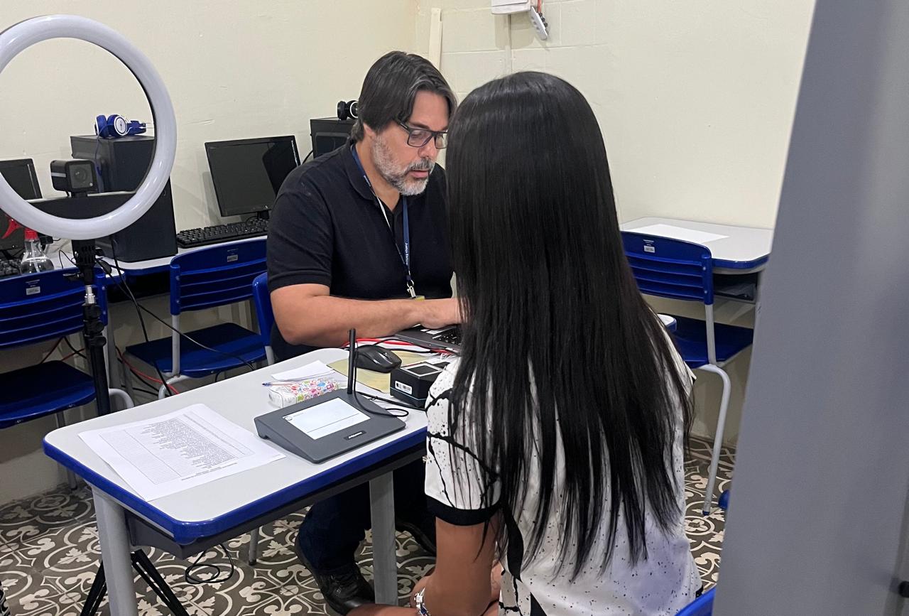 Detenta entregando documentos para emissão de título
