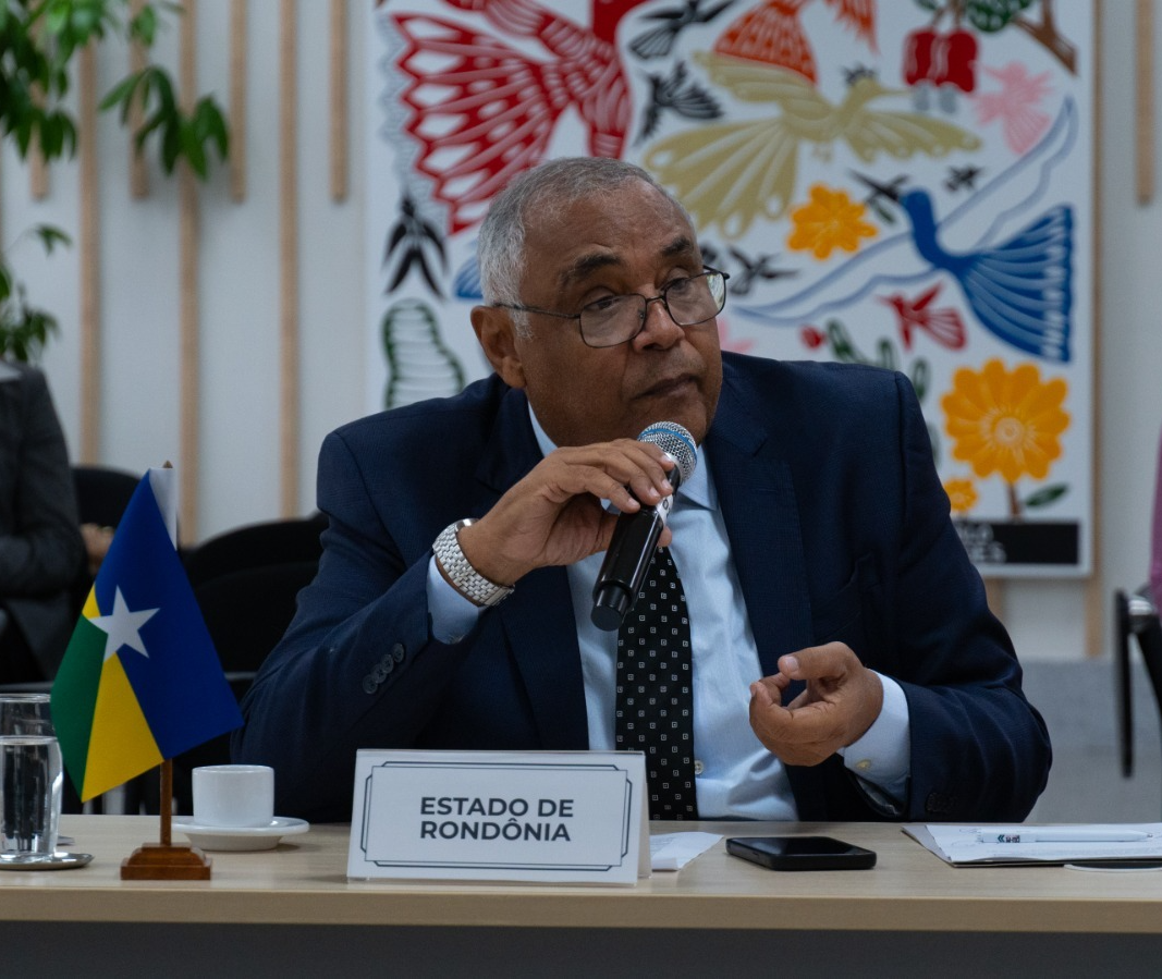 Presidente da CCOGE discursando durante a reunião de trabalho