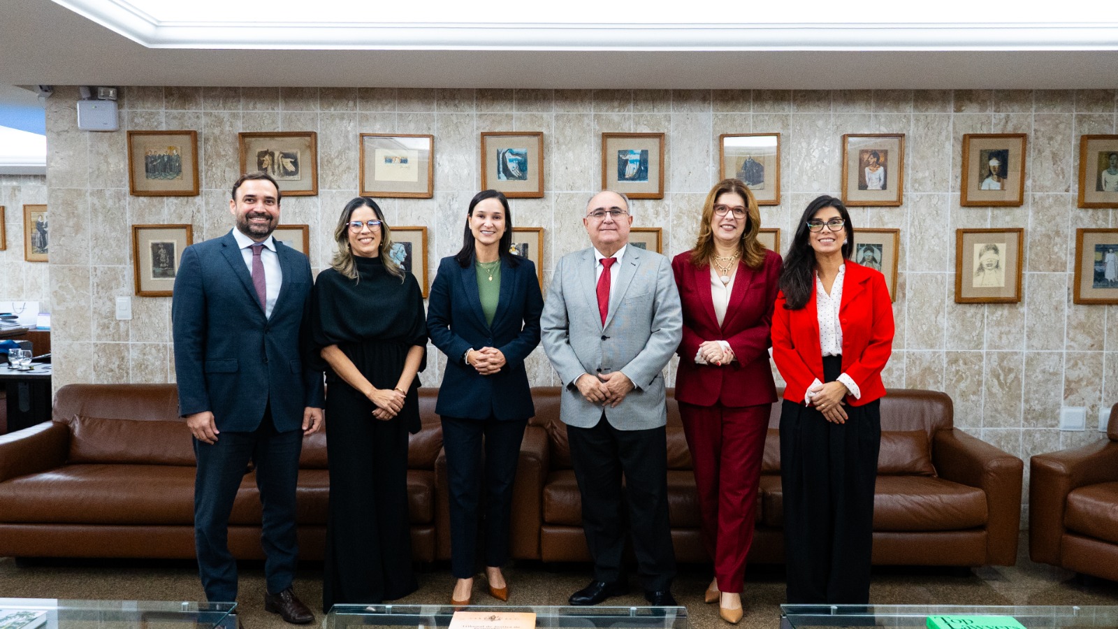 Participantes da visita ao corregedor, todos em pé olhando para a frente, um ao lado do outro com o corregedor no centro