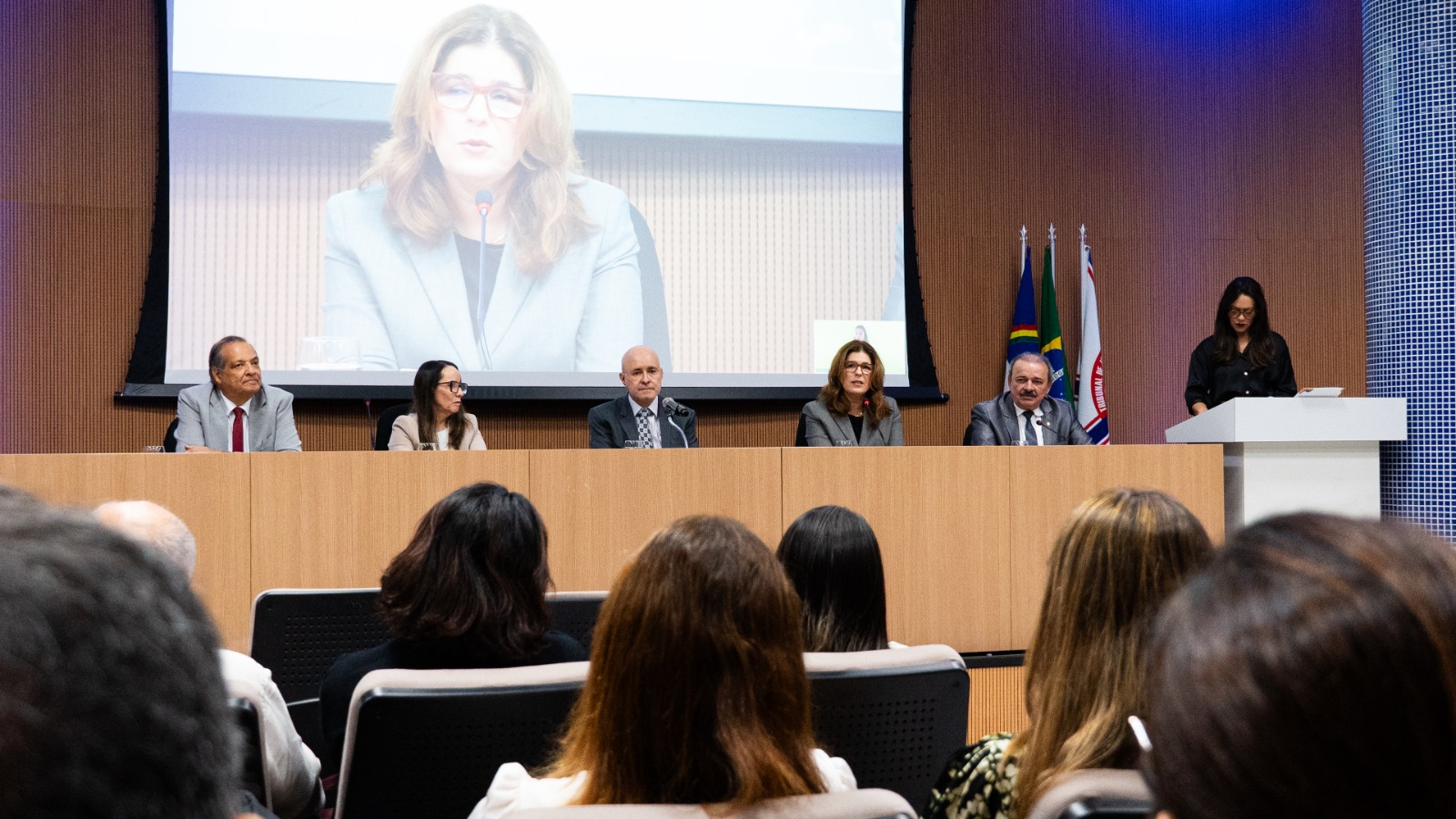Mesa de honra da abertura da Jornada de Direito de Família e Sucessões, da esquerda para direita: des. Humberto Vasconcelos; desa. Daisy Andrade; des. Francisco Bandeira de Mello; a juíza Mariana Vargas, que fala ao microfone; e o des. Paulo Victor