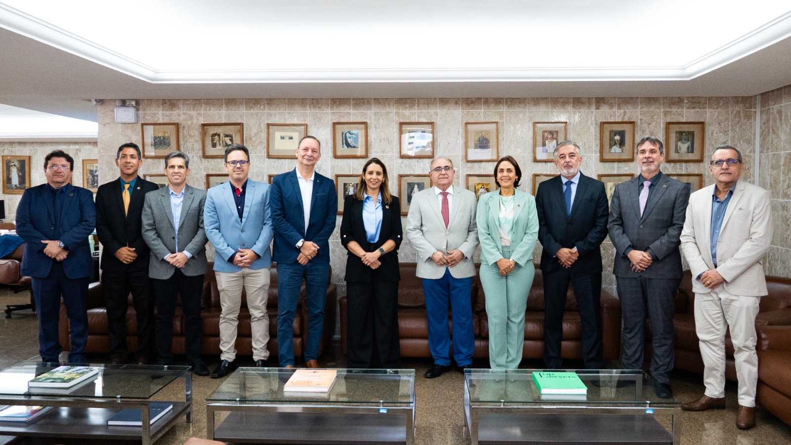 Foto da notícia - Corregedor-geral recebe visita de cortesia de lideranças dos Oficiais de Justiça
