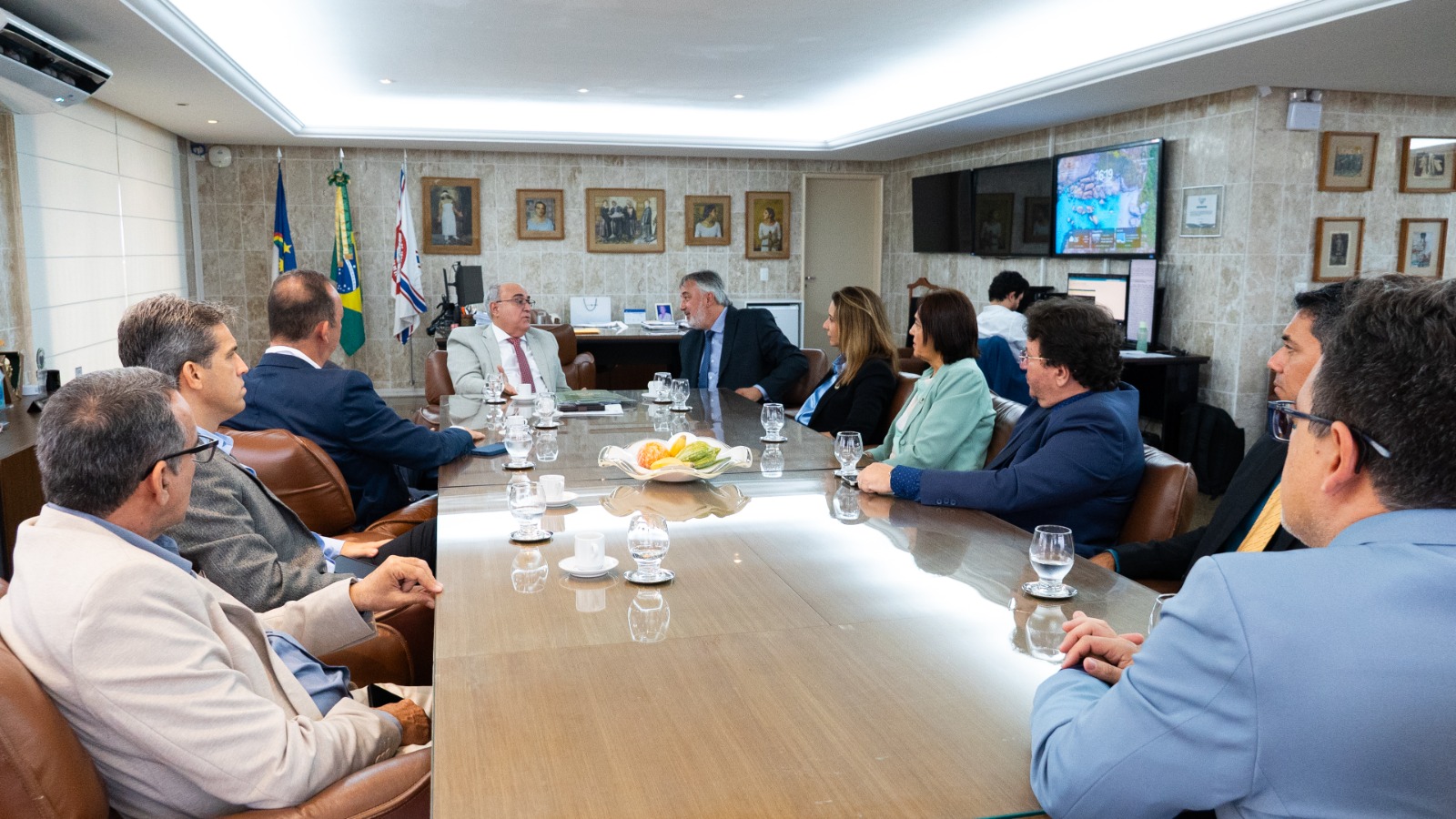 Mesa de reunião com as lideranças sindicais