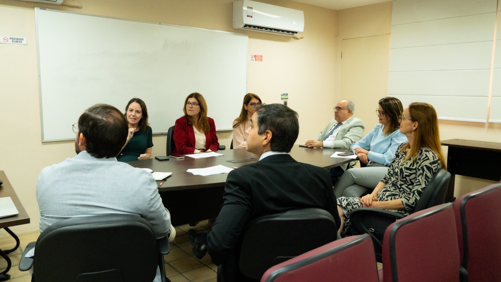 Mesa de reunião com a equipe da Corregedoria e da Setic para apresentação do Painel de Monitoramento
