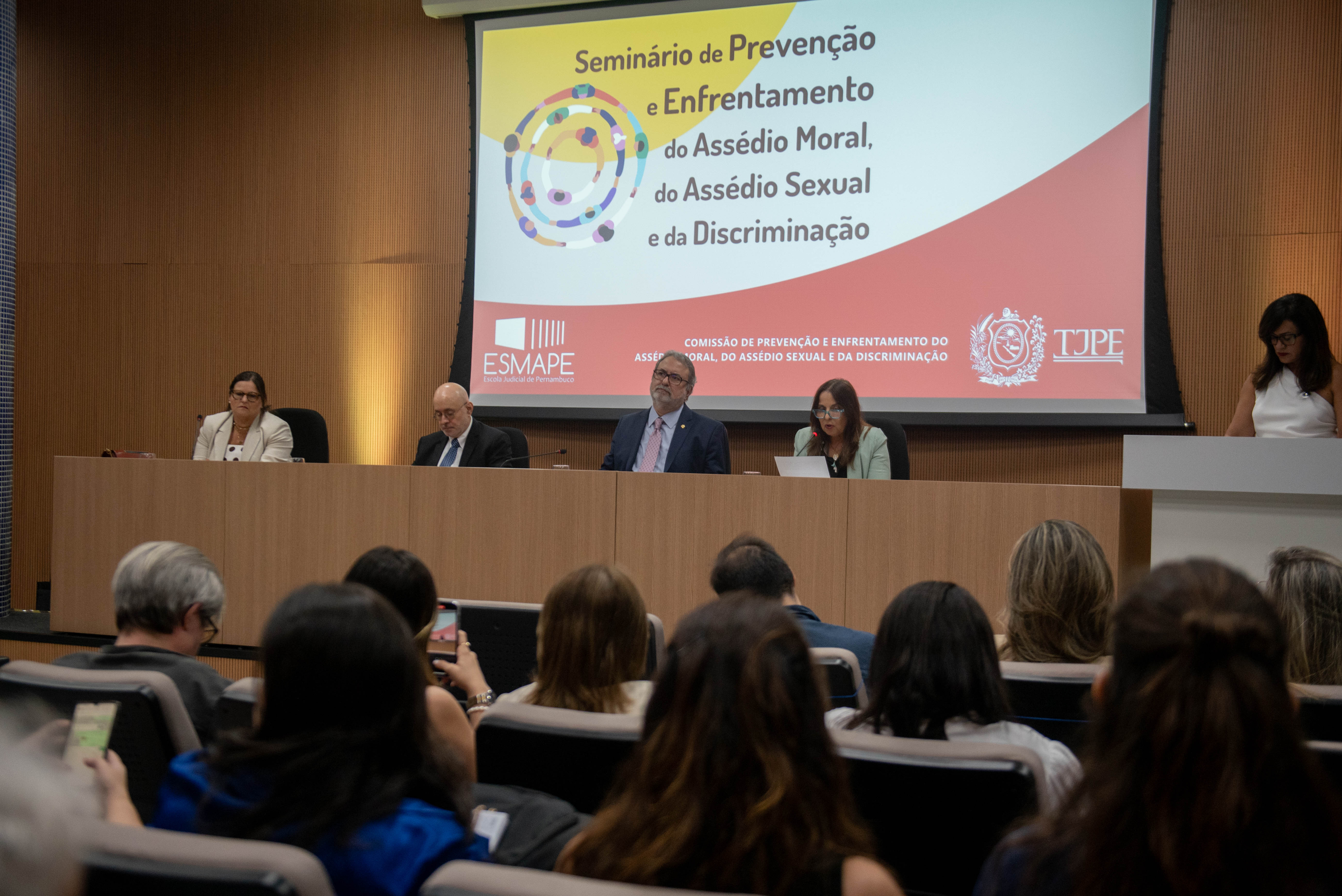 Mesa de honra do evento de enfrentamento ao assédio 