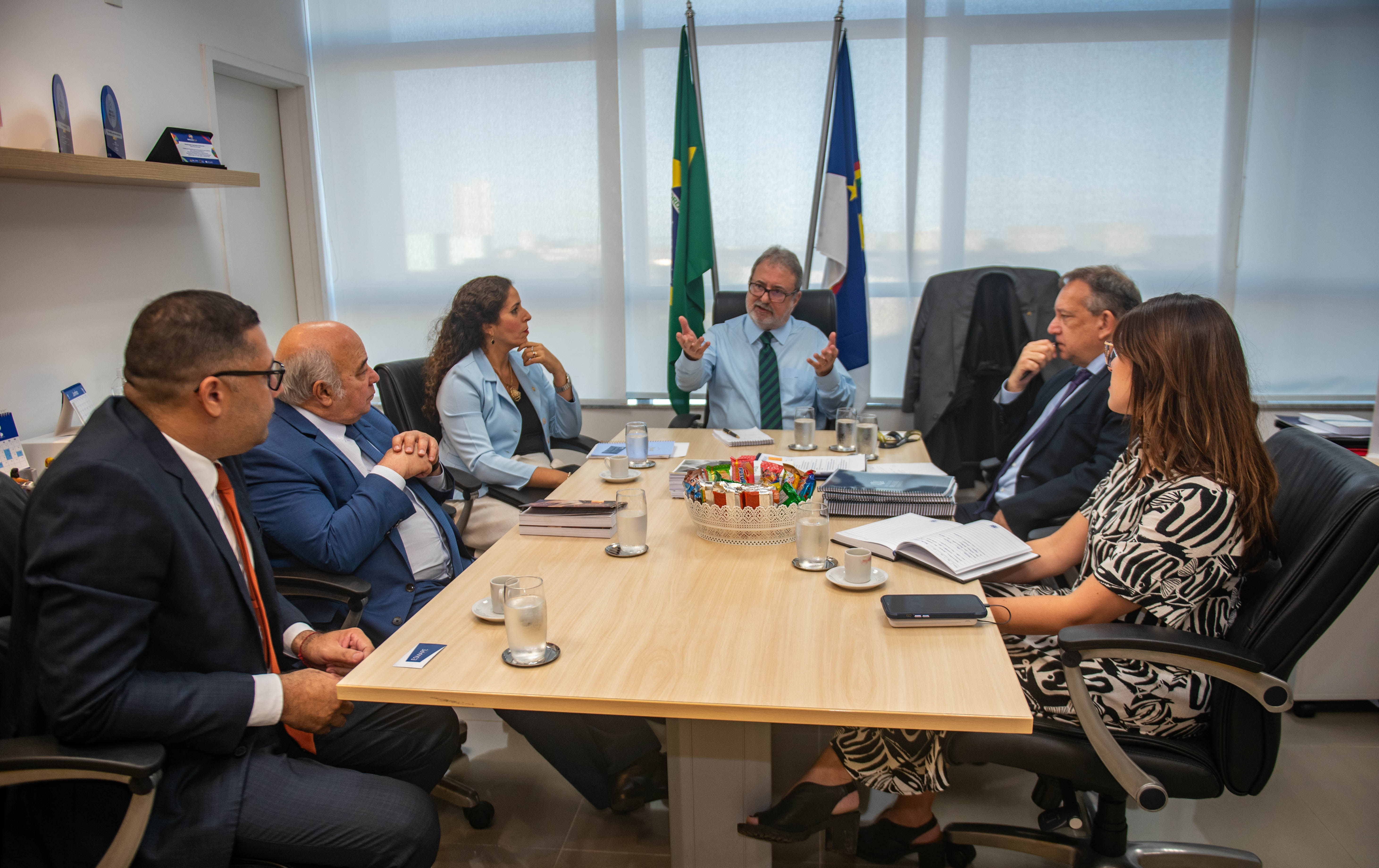 Integrantes da Esmape na sala do diretor-geral com representantes da OAB-PE.