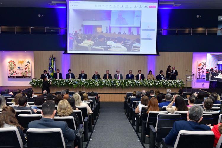 Auditório da Esmape durante evento da Corregedoria Geral da Justiça. Na foto aparecem os convidados e a mesa de honra. 
