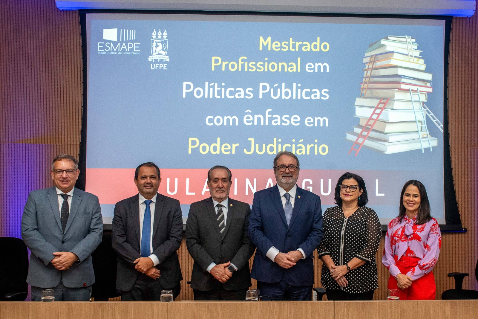 Integrantes da mesa de honra da aula inaugural do mestrado profissional da Esmape em parceria com a UFPE. 