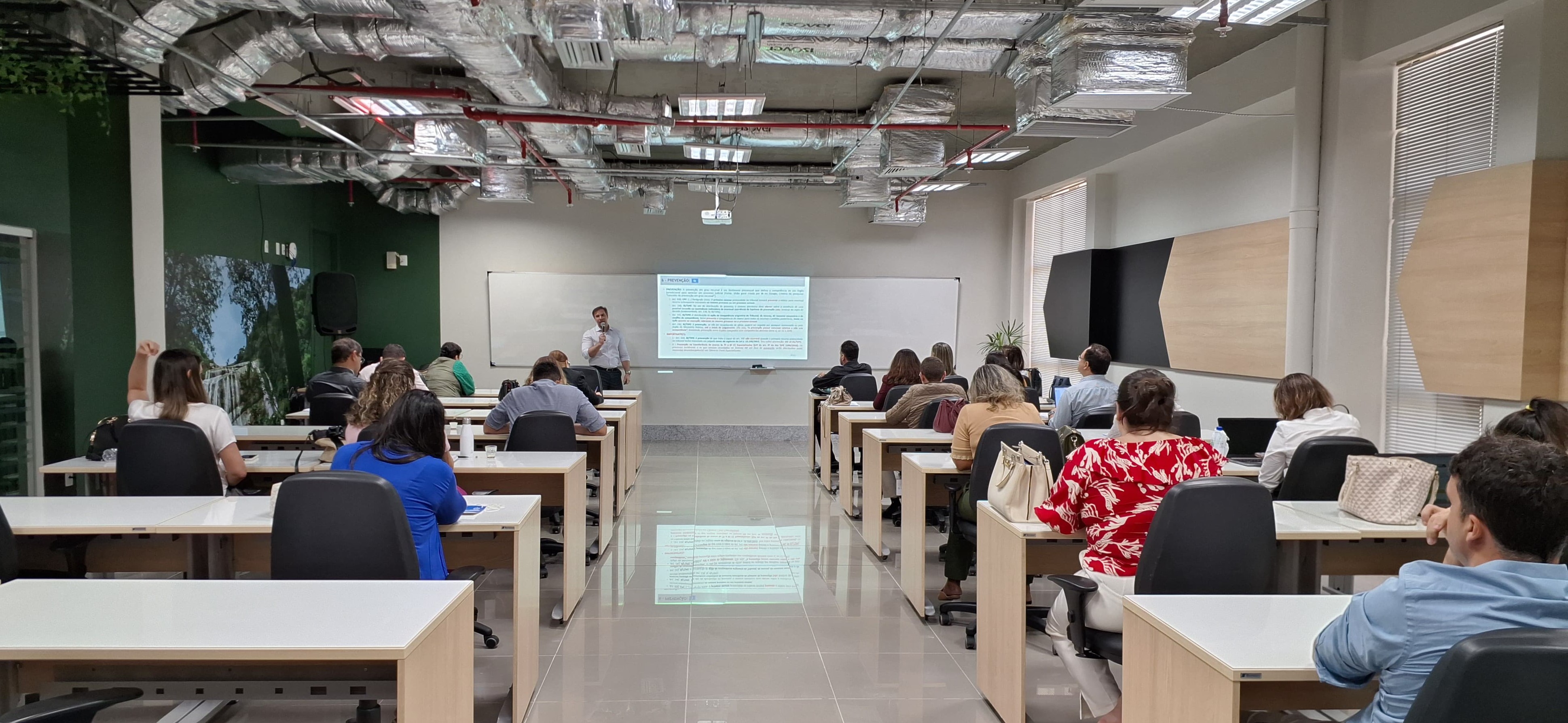 Sala de aula na Esmape com servidores e servidoras durante curso. 