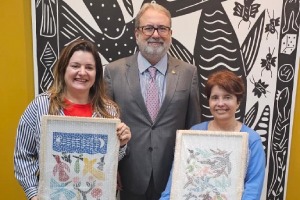 Desembargador Jorge Américo ao lado de professoras do curso de Formação de Formadores. 