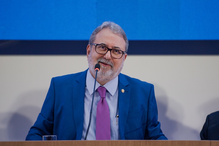Desembargador Jorge Américo Pereira de Lira durante discurso em evento na Esmape. 
