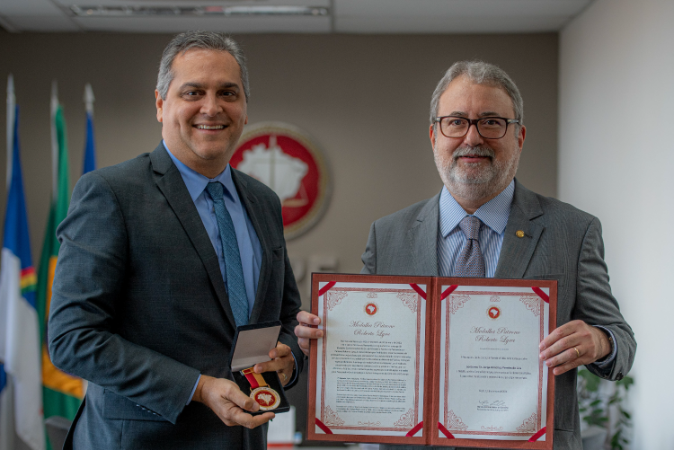 Foto da notícia - Diretor-Geral da Esmape recebe homenagem do MPPE