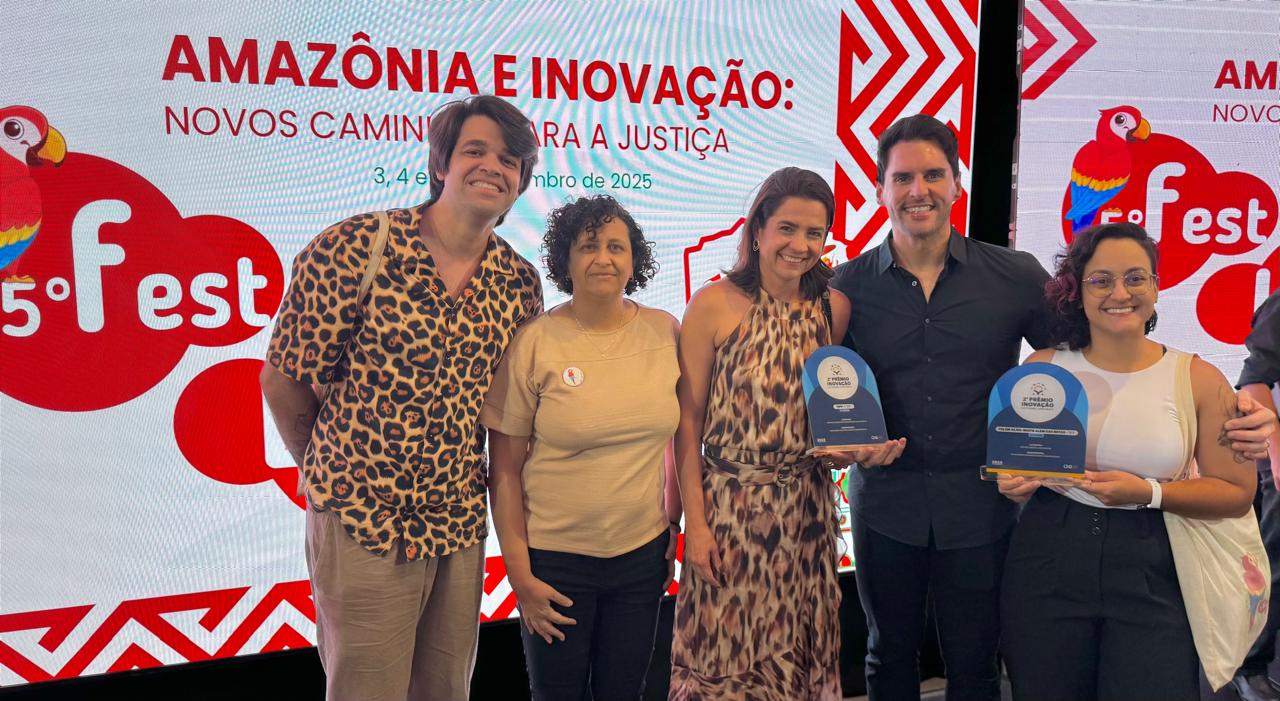 Representantes do Ideias e da Setic do TJPE em premiação nacional. 