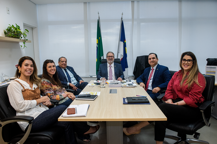 Desembargador Jorge Américo no gabinete da Diretoria-Geral durante reunião com integrantes da Esmape e desembargadores do TJPE. 