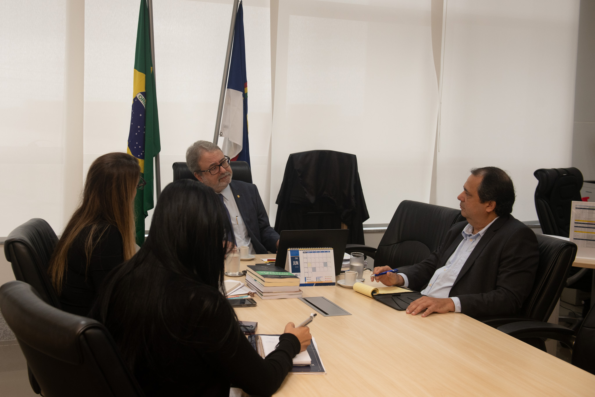 Reunião da Esmape com a UFPE. Na foto, quatro pessoas, incluindo o desembargador Jorge Américo. 