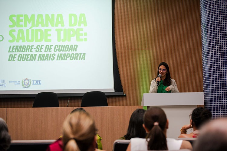 Diretora de Saúde do TJPE durante abertura de evento. 