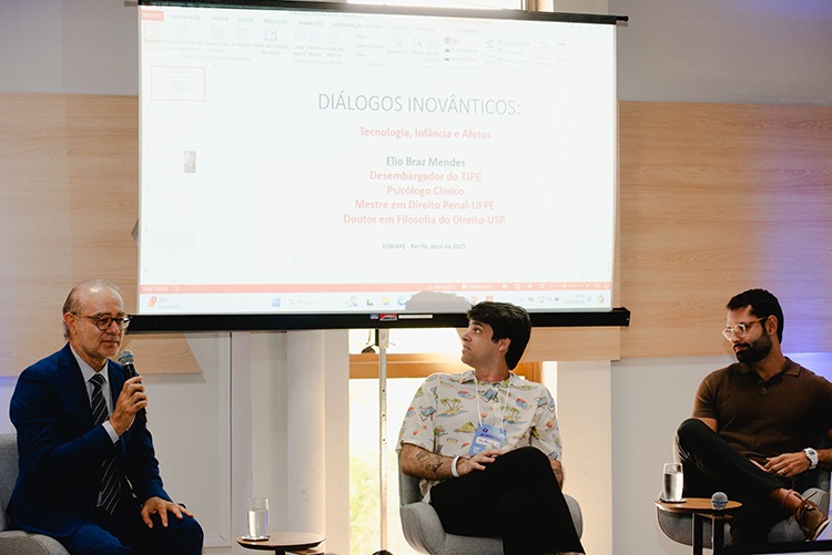 Desembargador Élio Braz, servidor João Guilherme Peixoto, e o professor George Valença. 