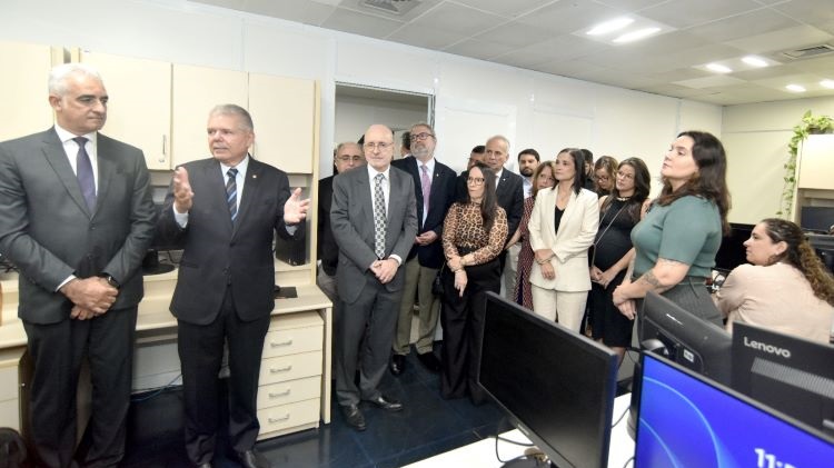 Integrantes do TJPE junto com o presidente da instituição durante a inauguração da Cenjud