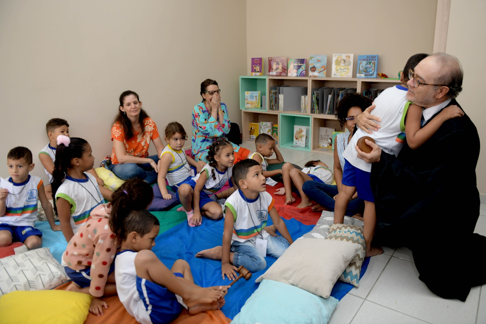 Juiz Hélio Braz com alunos e alunas do Centro Municipal de Educação Infantil (CMEI) Alcides Tedesco Restelli