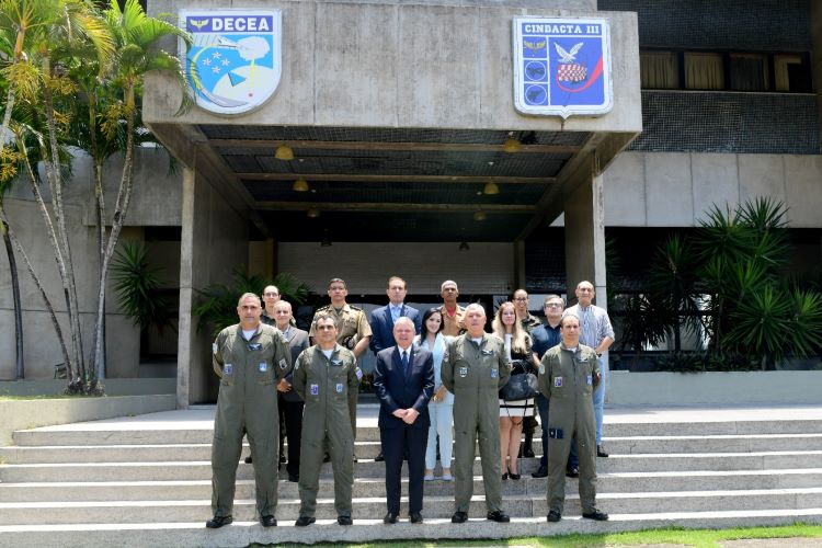 Foto da notícia - Tribunal estreita laços com a Aeronáutica