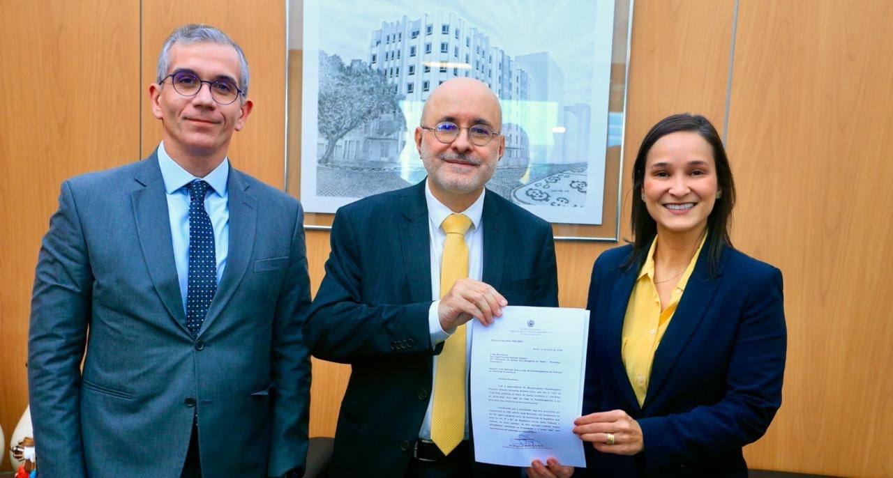 Foto da notícia - TJPE entrega à OAB-PE ofício que dá início ao processo de escolha de novo(a) desembargador(a) pelo Quinto Constitucional