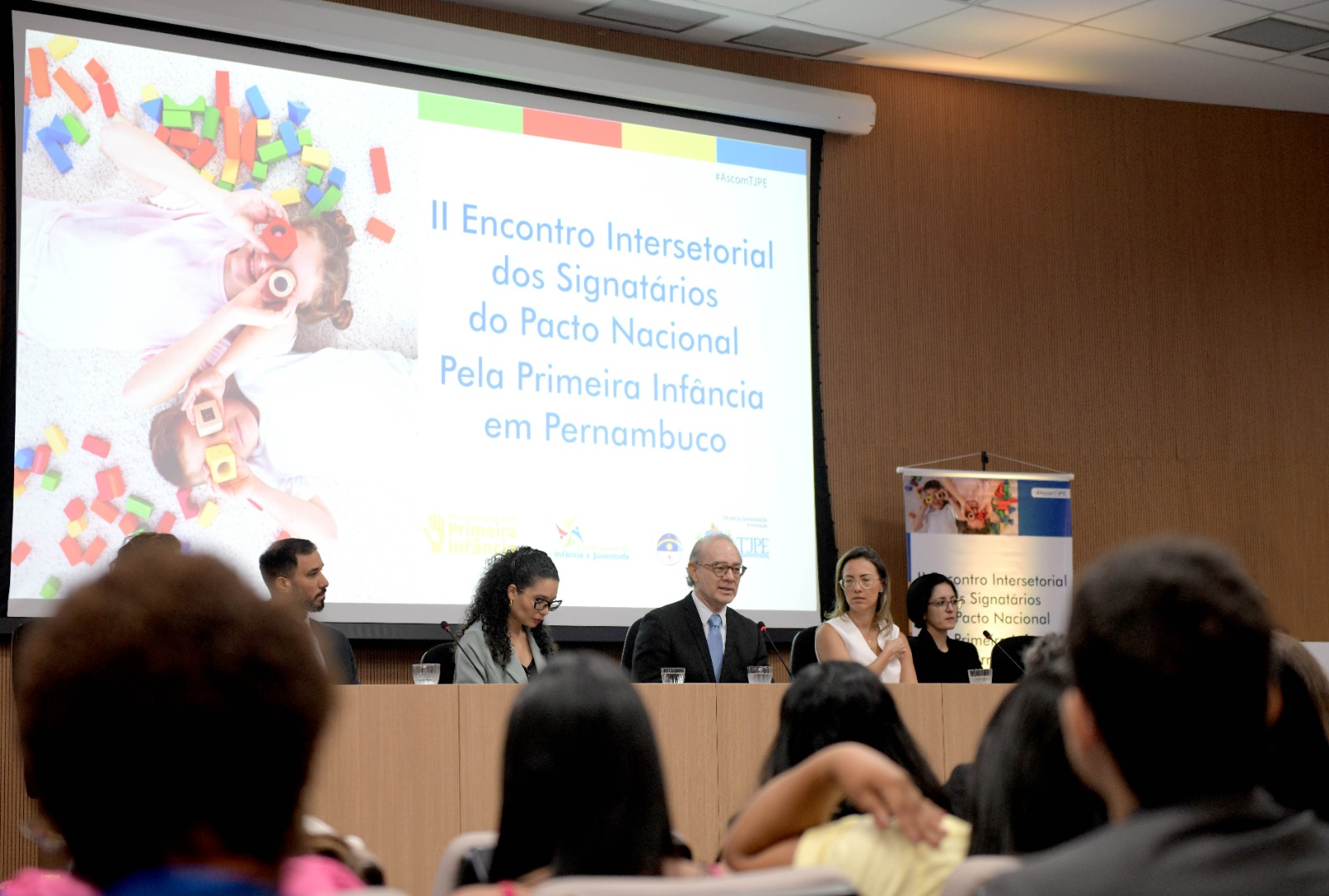 Mesa de honra do II Encontro Intersetorial dos Signatários do Pacto Nacional pela Primeira Infância em Pernambuco. 