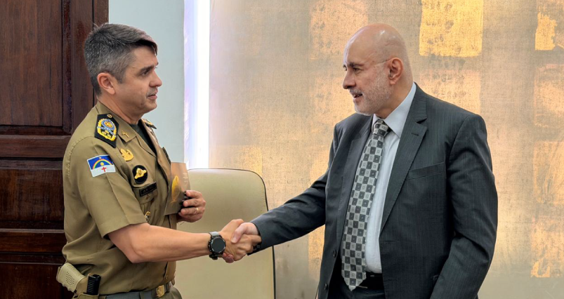 Foto do comandante geral da PMPE, coronel Ivanildo Cesar Torres de Medeiros, apertando a mão do presidente do TJPE, desembargador Francisco Bandeira de Mello